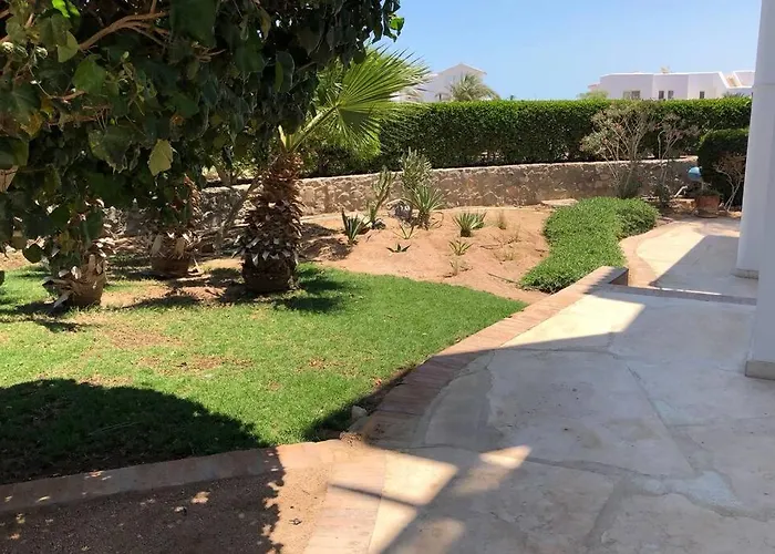 Villa With 5 Bedrooms & 4 Bathrooms - Private Heated Pool