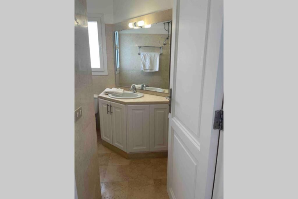 With 5 Bedrooms & 4 Bathrooms - Private Heated Pool הורגהדה
