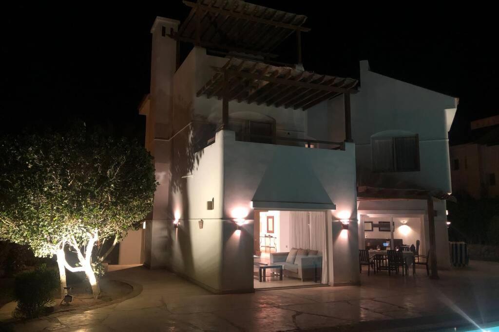 With 5 Bedrooms & 4 Bathrooms - Private Heated Pool * הורגהדה