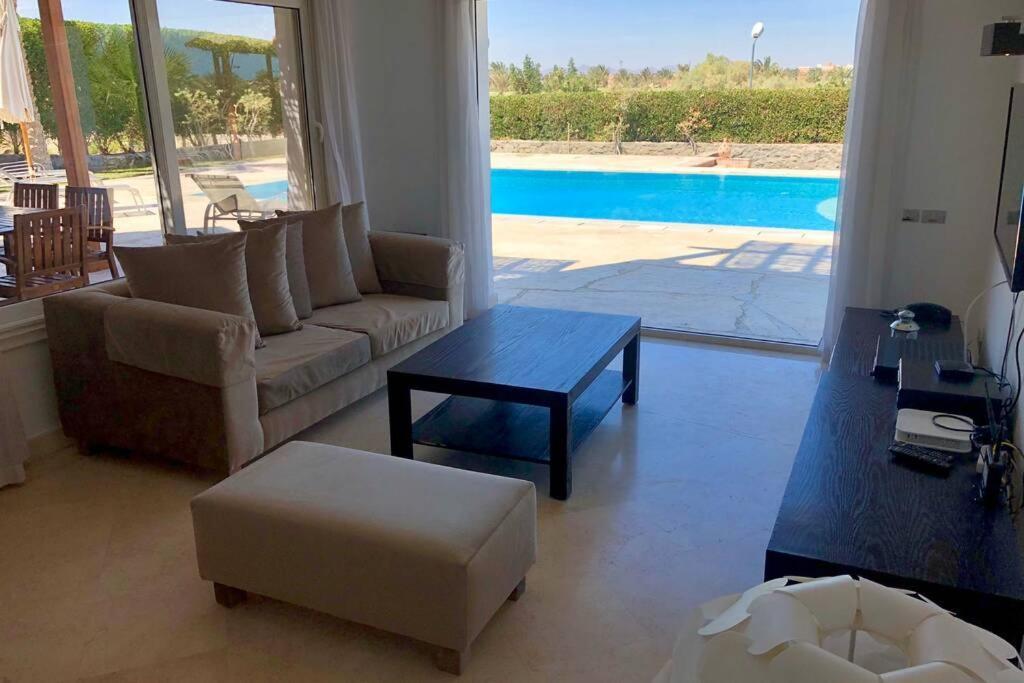 וילה With 5 Bedrooms & 4 Bathrooms - Private Heated Pool
