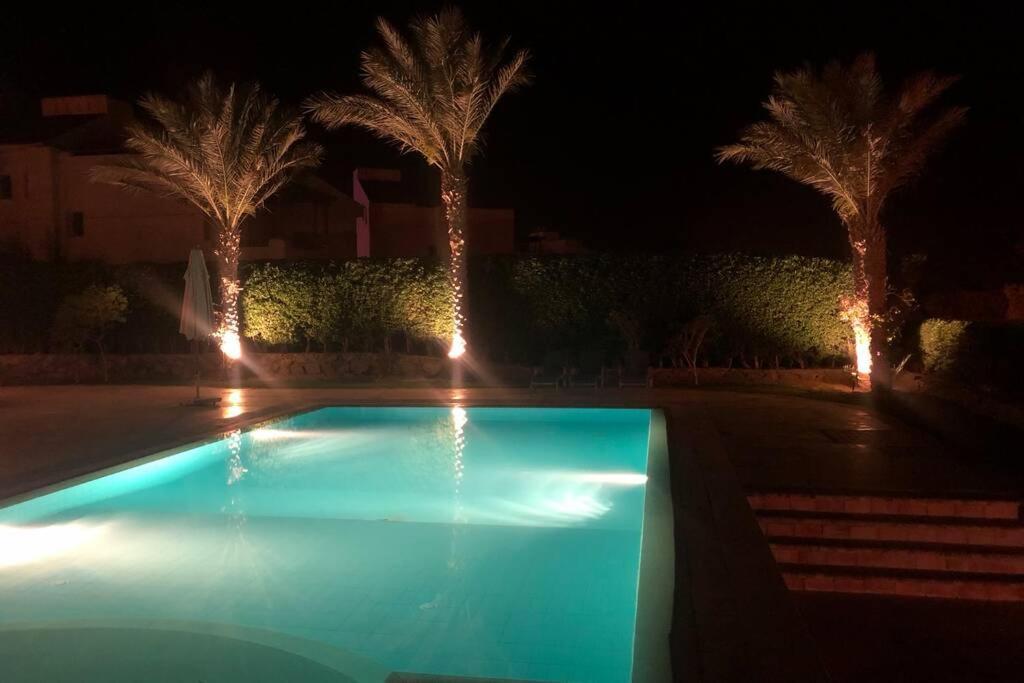 With 5 Bedrooms & 4 Bathrooms - Private Heated Pool וילה *